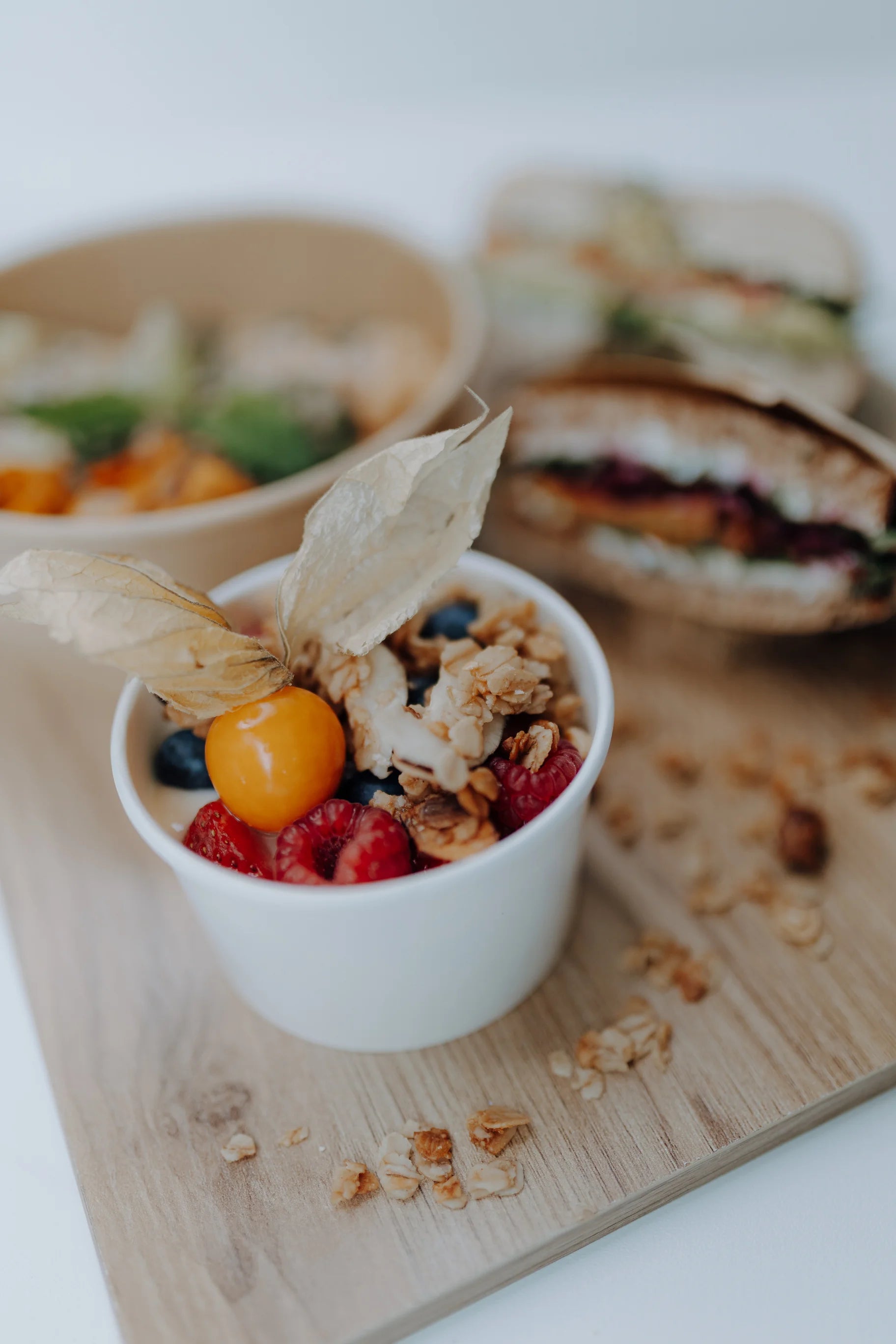 Joghurt mit Obst und hausgemachten Granola